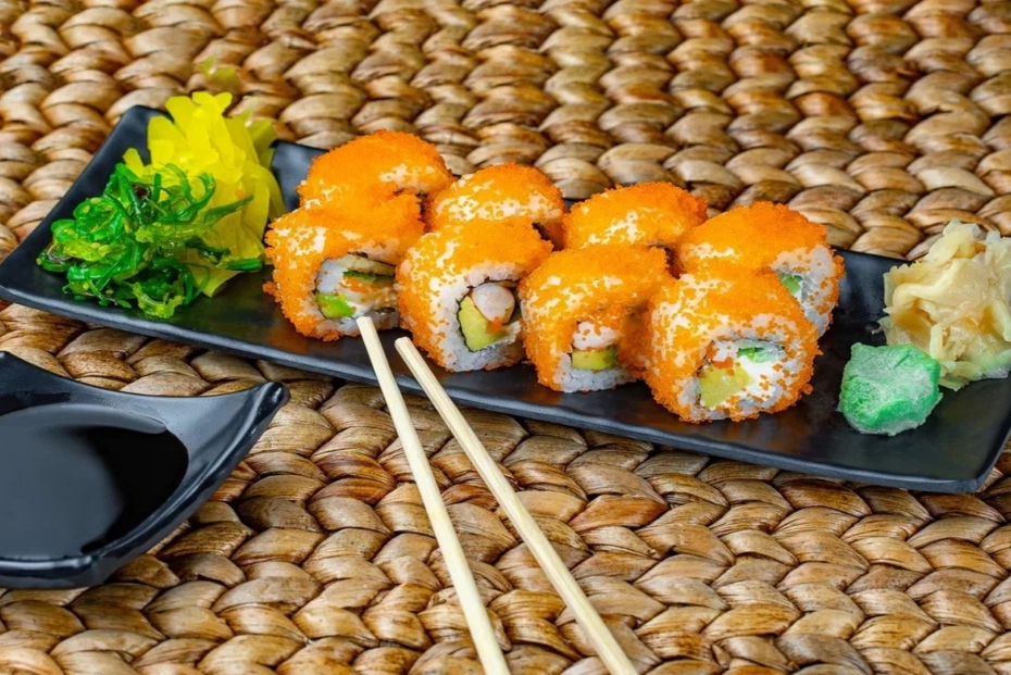 gran selección de sushi y panecillos